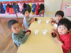 ぜんざいを食べている姿
